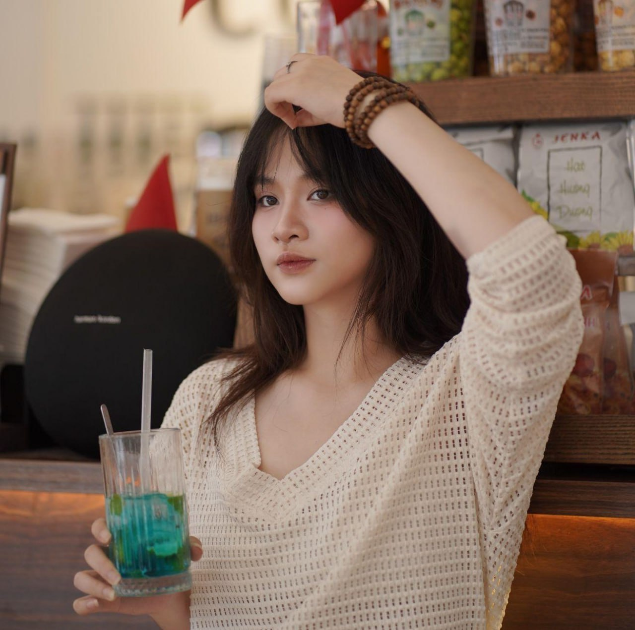 Chị em ZONE tại quán cafe