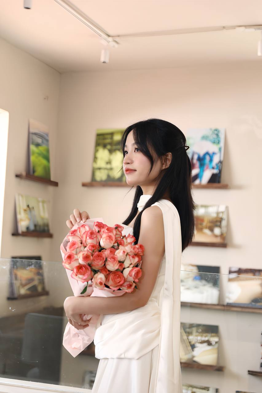 Chị em ZONE với hoa hồng